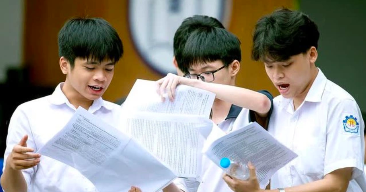 What are the admission floor scores for more than 30 universities in 2025?