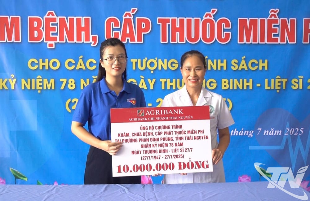 Nhân dịp này, Agribank Chi nhánh Thái Nguyên ủng hộ 10 triệu đồng cho chương trình.