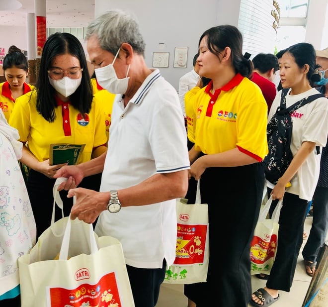 700 người có hoàn cảnh khó khăn đi "chợ Tết" sớm tại Học viện Cán bộ TP HCM- Ảnh 7.