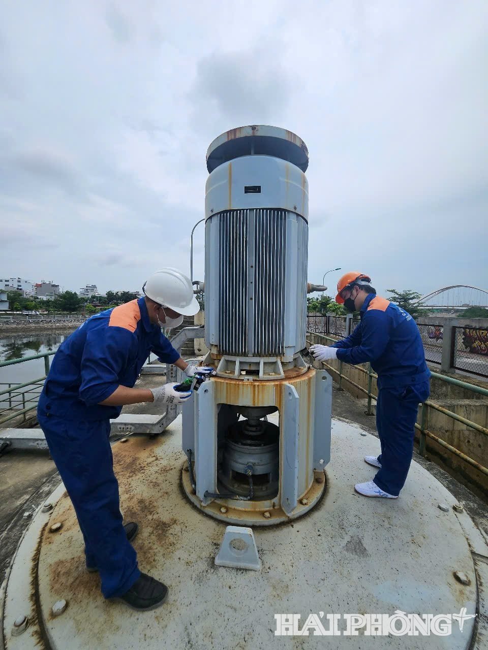 Công nhân Công ty TNHH một thành viên Thoát nước Hải Phòng kiểm tra hệ thống máy bơm, sẵn sàng bơm tiêu úng khi cần