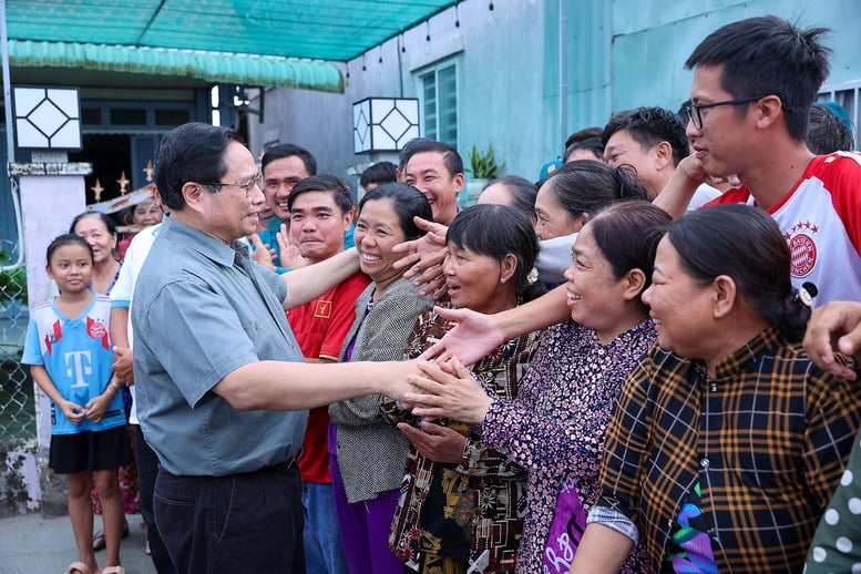 Thủ tướng tưởng niệm, tri ân các anh hùng liệt sĩ, người có công tại tỉnh An Giang- Ảnh 7.