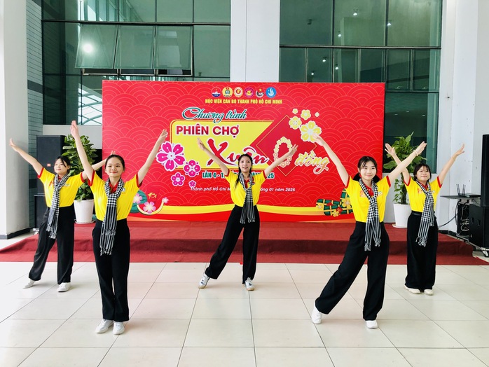 700 người có hoàn cảnh khó khăn đi "chợ Tết" sớm tại Học viện Cán bộ TP HCM- Ảnh 2.