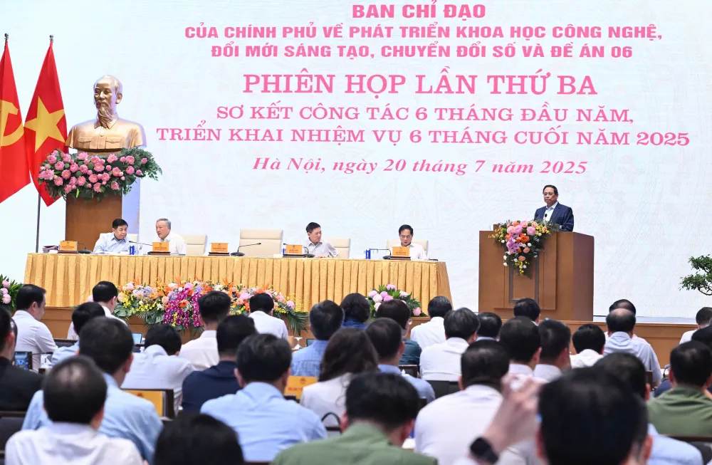 Le Premier ministre a présidé une réunion du Comité directeur pour la science, la technologie, l'innovation et la transformation numérique. Photo : VIET CHUNG