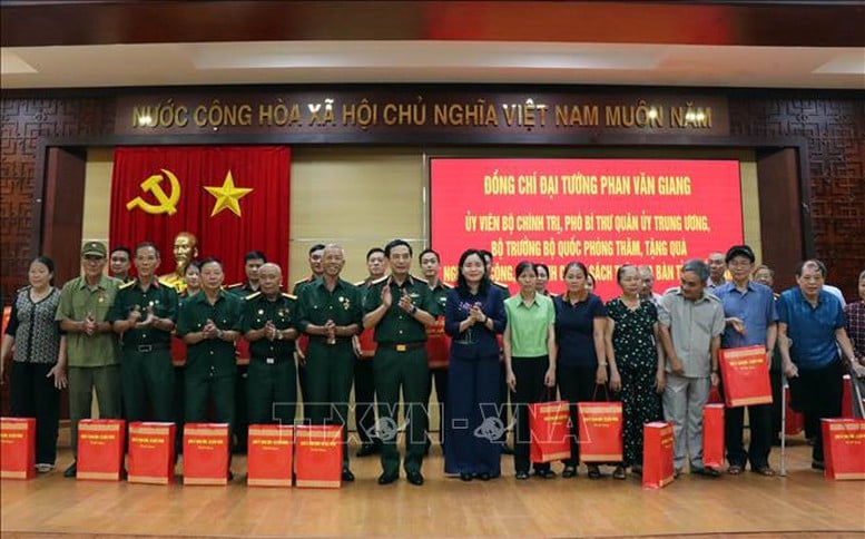 Đoàn công tác của Trung ương thăm gia đình chính sách, người có công với cách mạng tại Hà Tĩnh, Đắk Lắk- Ảnh 10.