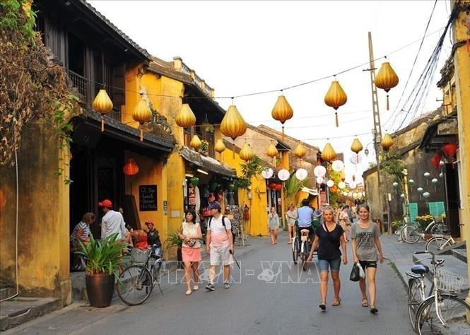 ភ្ញៀវទេសចរណ៍ក្នុងស្រុក និងបរទេសមកទស្សនាទីក្រុងបុរាណ Hoi An។ រូបថត៖ VNA