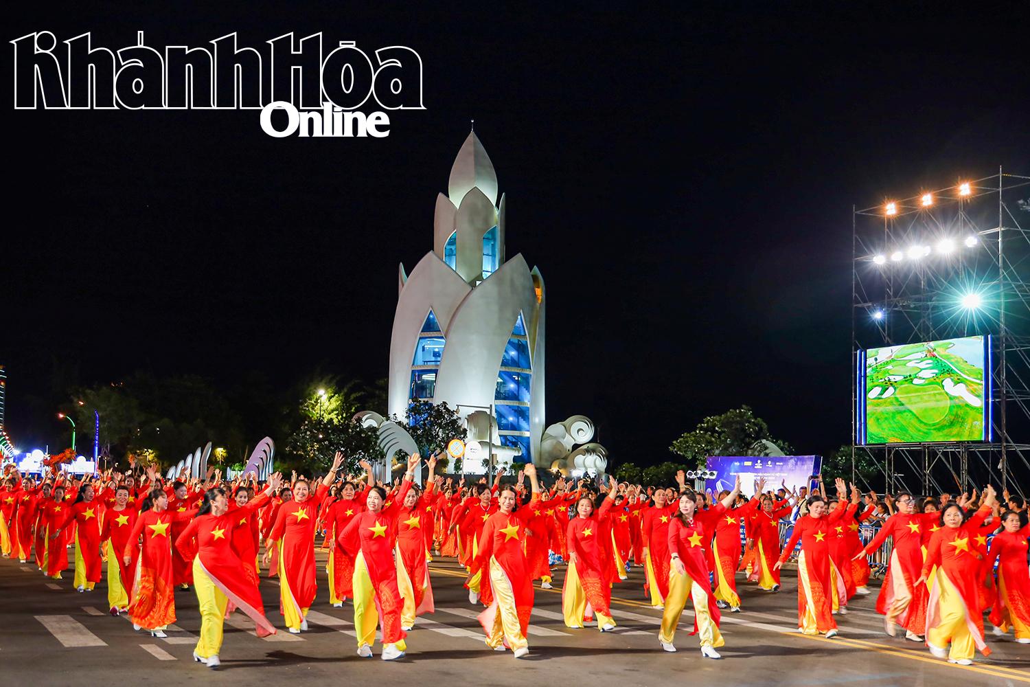 ប្រជាជនខេត្ត Khanh Hoa ចូលរួមដង្ហែក្នុងពិធីបុណ្យវប្បធម៌សមុទ្រឆ្នាំ ២០២៥។