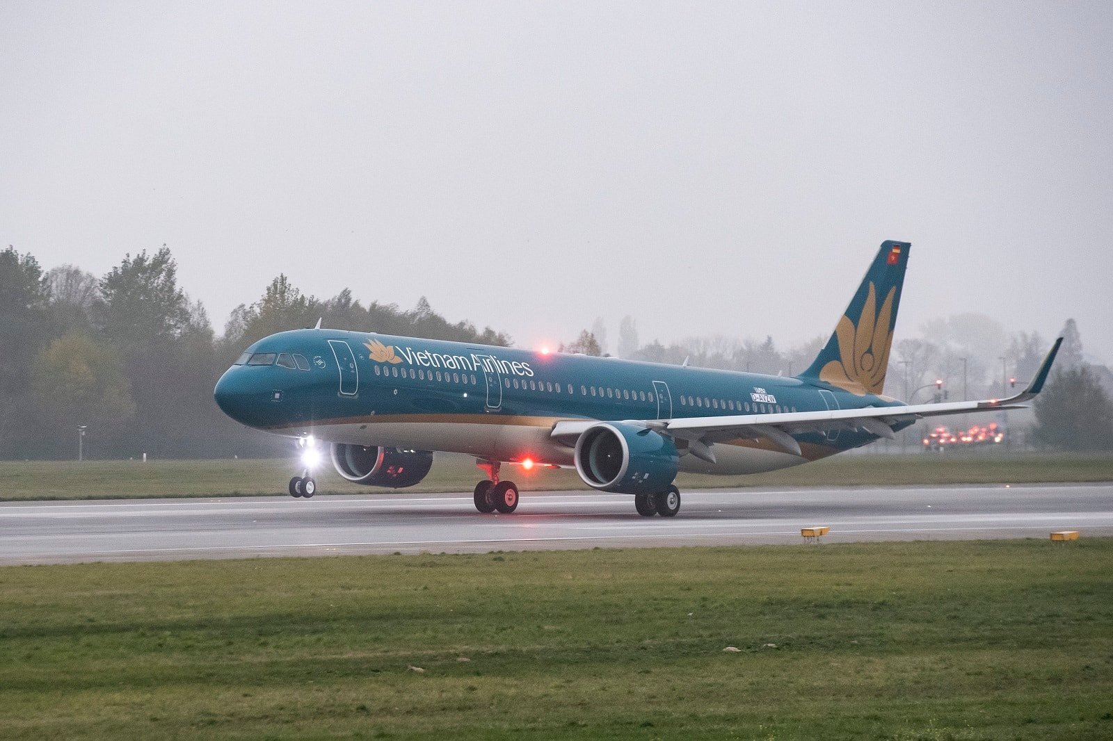Nhiều chuyến bay bị ảnh hưởng do bão số 3 - bão Wipha. (Ảnh: Vietnam Airlines).