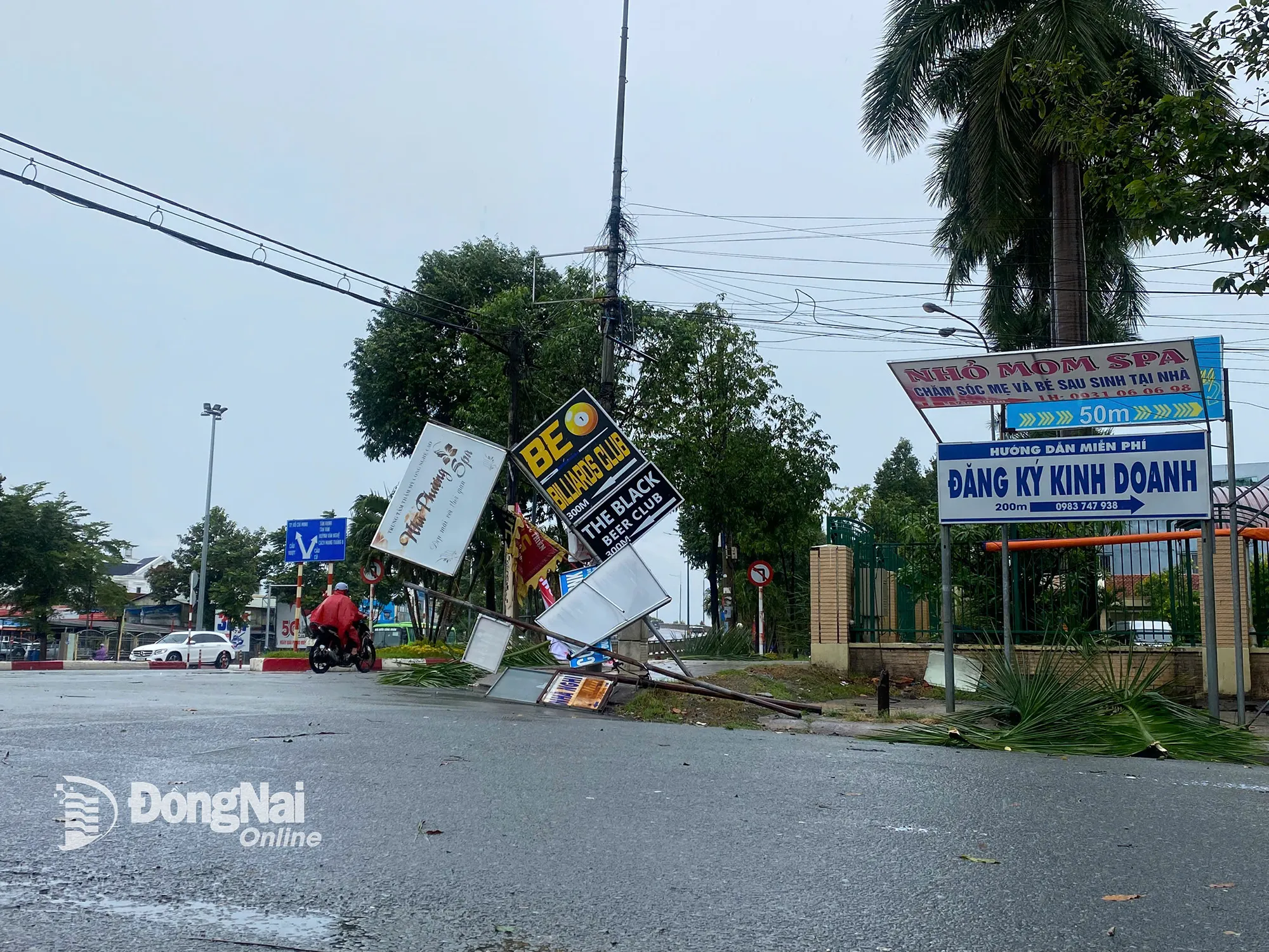 Biển hiệu trên đường Nguyễn Ái Quốc (phường Trấn Biên) bị dông lốc làm ngã nghiêng. Ảnh: Minh Tài