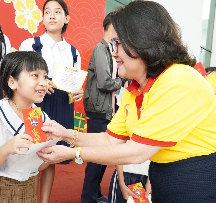 700 người có hoàn cảnh khó khăn đi "chợ Tết" sớm tại Học viện Cán bộ TP HCM- Ảnh 3.