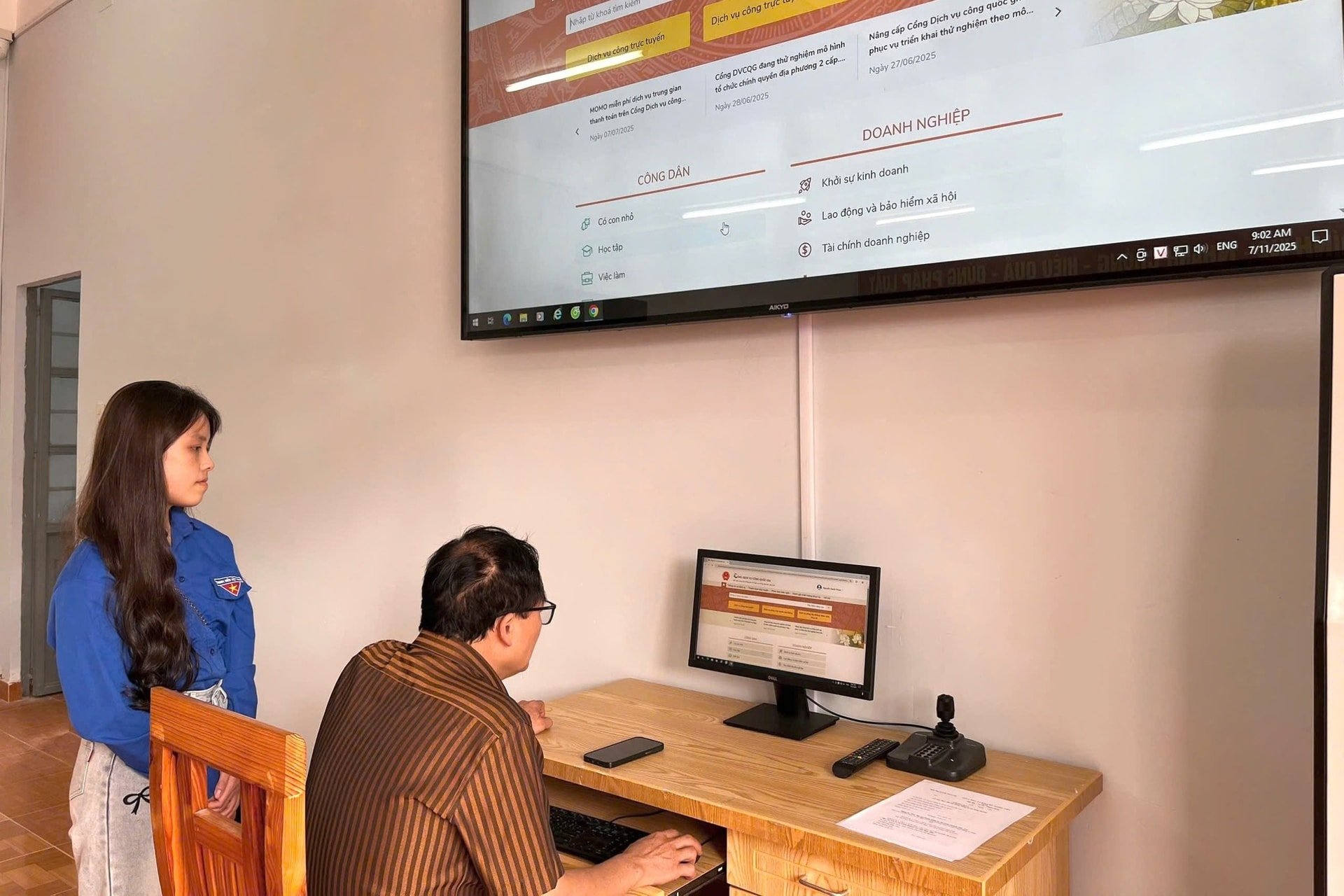 Hướng dẫn người dân sử dụng dịch vụ công