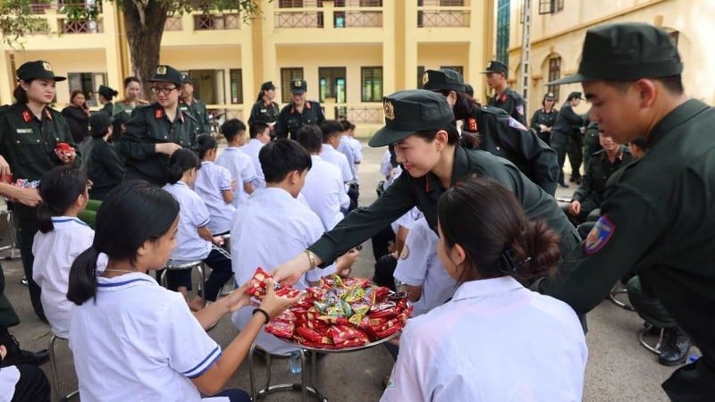 Phát bánh kẹo và tặng quà các cháu có hoàn cảnh đặc biệt khó khăn.