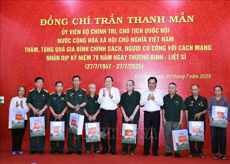 Chủ tịch Quốc hội tri ân các anh hùng liệt sĩ, người có công tại tỉnh Thái Nguyên- Ảnh 2.
