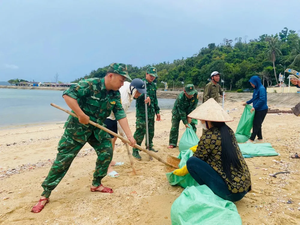 Lực lượng biên phòng trên đảo Cô Tô (Quảng Ninh) hỗ trợ người dân lập các bao cát chằng giữ mái nhà ứng phó bão số 3. Ảnh: BIÊN PHÒNG CÔ TÔ