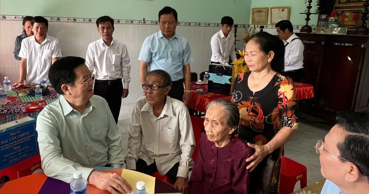Le vice-Premier ministre Mai Van Chinh rend visite aux familles politiques de Tay Ninh et leur offre des cadeaux