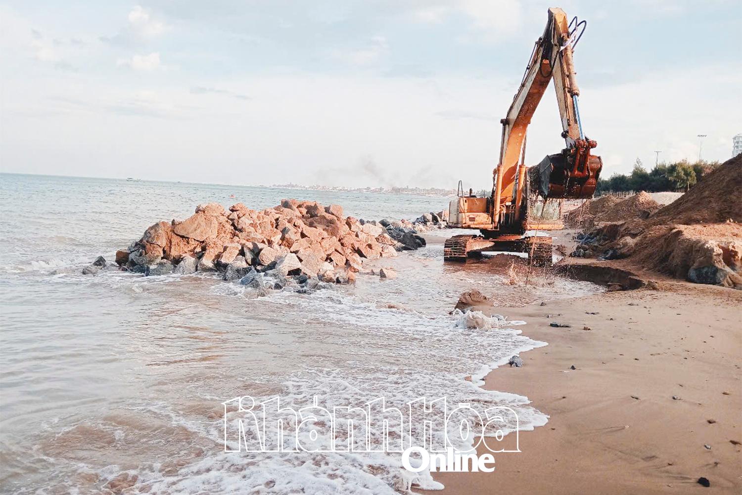 Đơn vị thi công thu gom, xử lý lớp đá để đảm bảo an toàn trên bãi biển.
