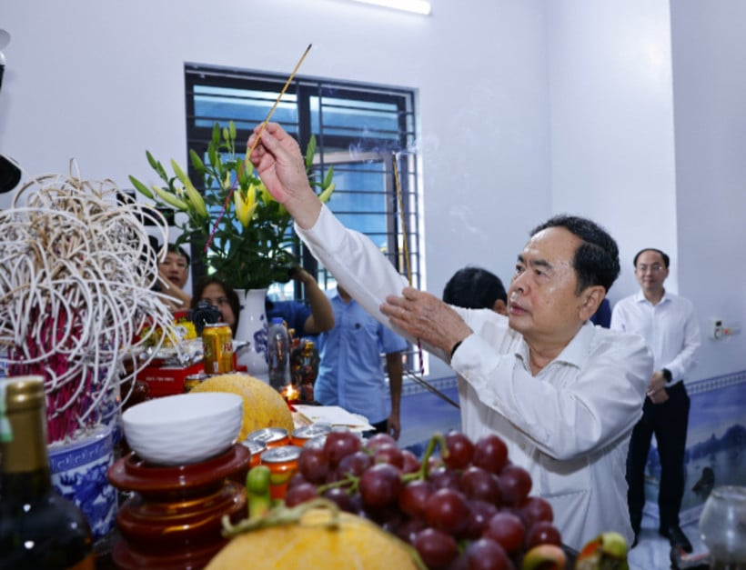 Chủ tịch Quốc hội Trần Thanh Mẫn dâng hương tưởng nhớ các liệt sĩ là chồng và con của Mẹ Việt Nam Anh hùng Tạ Thị Trần. (Ảnh: Doãn Tấn/TTXVN)