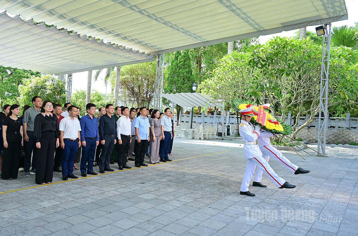 Báo và phát thanh, truyền hình Tuyên Quang dâng vòng hoa viếng các Anh hùng liệt sỹ tại Nghĩa trang Liệt sĩ Quốc gia Vị Xuyên.