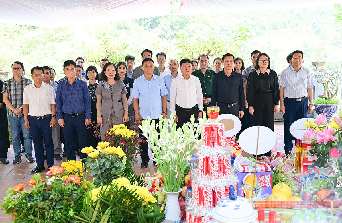 Đoàn công tác dâng hương tại Đền thờ các Anh hùng liệt sĩ mặt trận Vị Xuyên tại điểm cao 468 thôn Nặm Ngặt, xã Thanh Thủy.