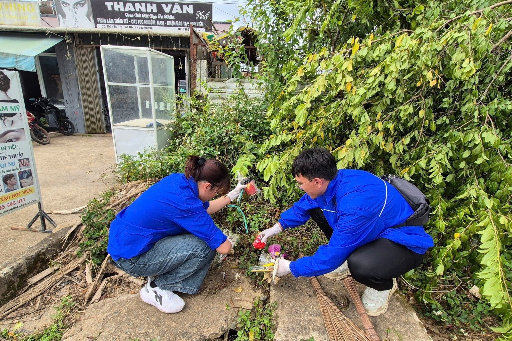 Sinh viên dọn vệ sinh tuyến đường trung tâm xã