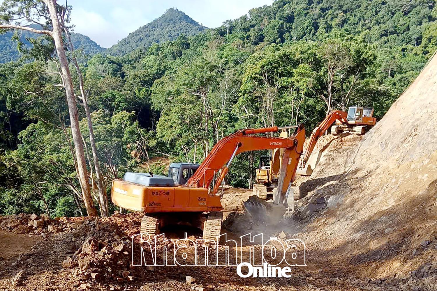 Đơn vị thi công huy động nhiều máy móc, đẩy nhanh tiến độ thi công công trình. 
