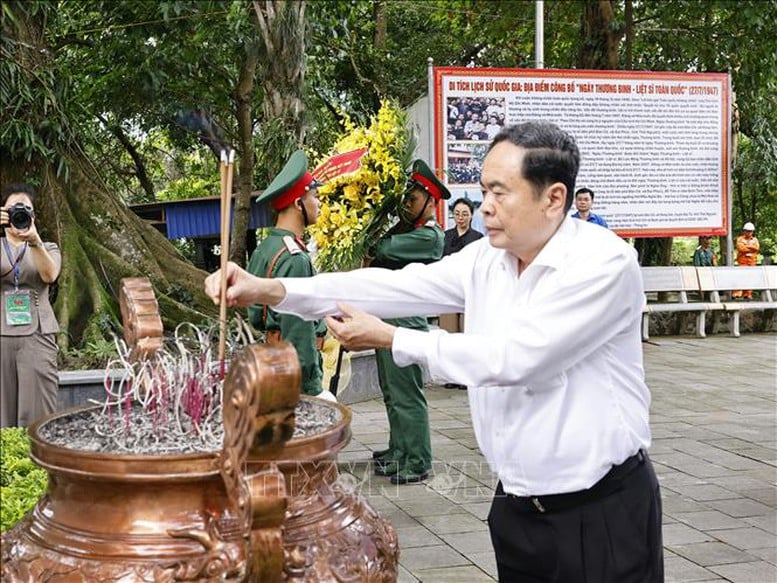 Chủ tịch Quốc hội tri ân các anh hùng liệt sĩ, người có công tại tỉnh Thái Nguyên- Ảnh 1.
