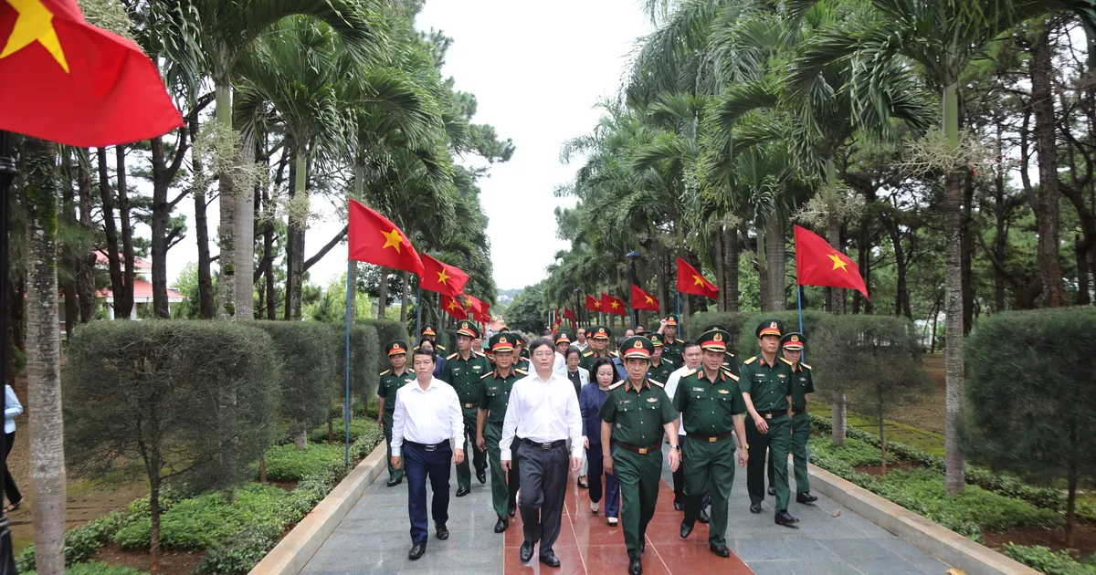 Đại tướng Phan Văn Giang thăm và tặng quà Mẹ Việt Nam Anh hùng ở Đắk Lắk