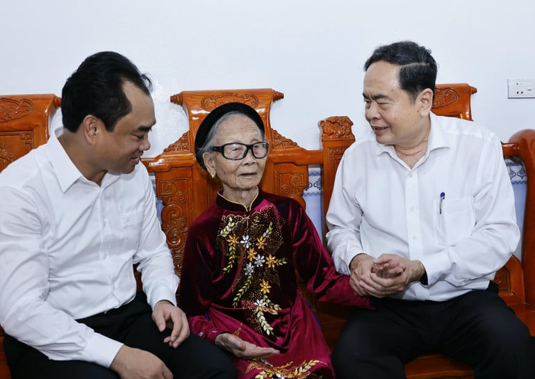 vna-potal-chu-tich-quoc-hoi-tran-thanh-man-tham-me-viet-nam-anh-hung-ta-thi-tran-8159172-5153.jpg