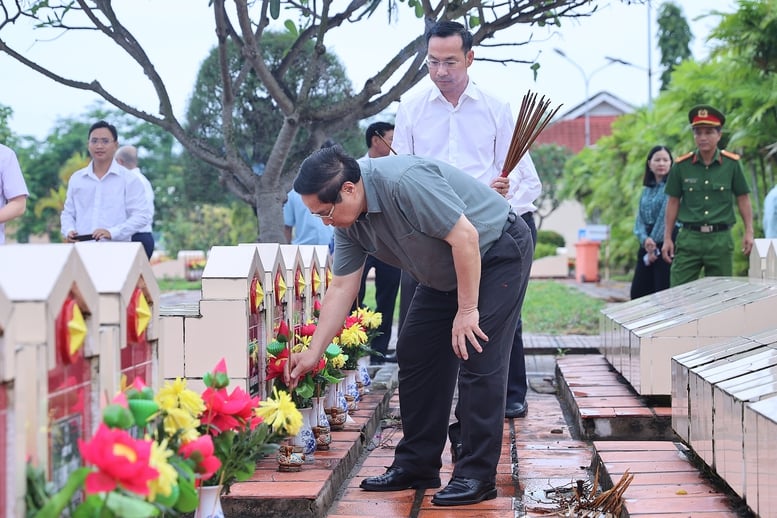 Thủ tướng tưởng niệm, tri ân các anh hùng liệt sĩ, người có công tại tỉnh An Giang- Ảnh 2.