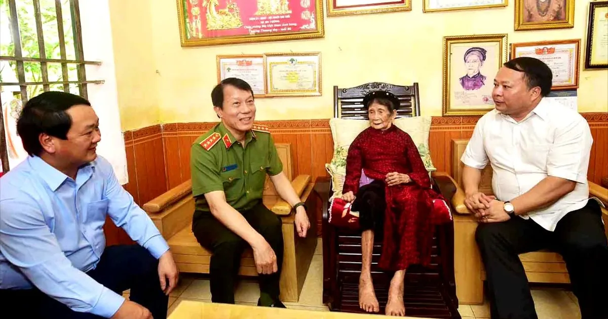 អុជ​ធូប​រំលឹក​វិញ្ញាណក្ខន្ធ និង​ឧទ្ទិស​កុសល​ជូន​ដល់​វីរជន​ពលី​នៃ​កង​សន្តិសុខ​សាធារណៈ
