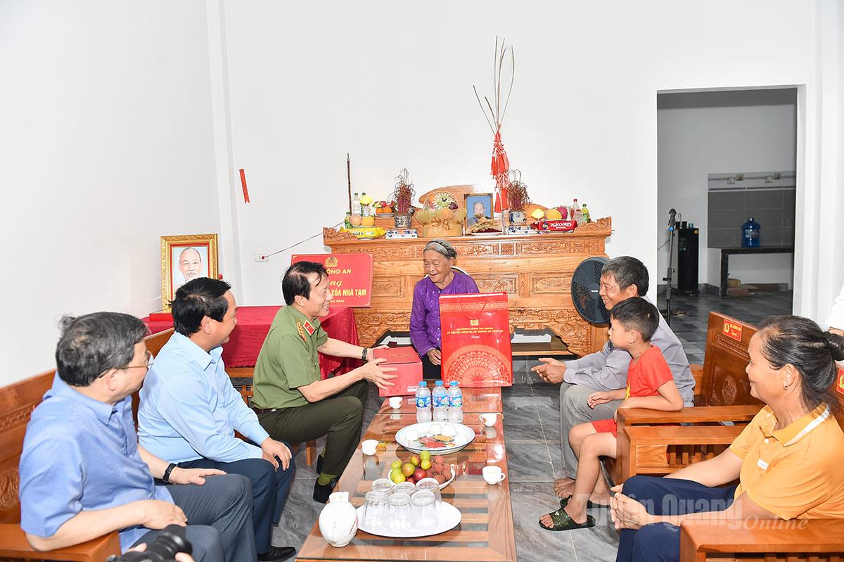 Đại tướng Lương Tam Quang, Bộ trưởng bộ Công an thăm và tặng quà gia đình ông Nguyễn Văn Luận tại thôn Toa, xã Minh Thanh.