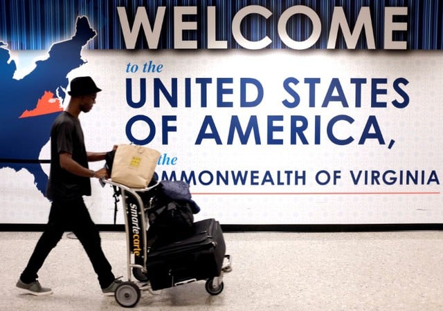 Người Việt đi Mỹ tốn thêm 'mớ tiền' nếu ông Trump áp phí visa 250 USD- Ảnh 1.