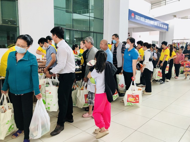 700 người có hoàn cảnh khó khăn đi "chợ Tết" sớm tại Học viện Cán bộ TP HCM- Ảnh 6.