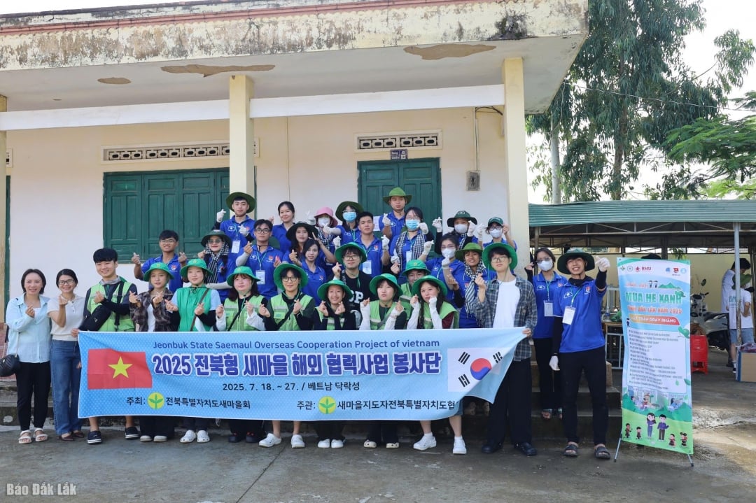 Đoàn tình nguyện Hội Làng mới cùng đội hình thanh niên tình nguuyện tỉnh tham gia các hoạt động tại xã Dray Bhăng.