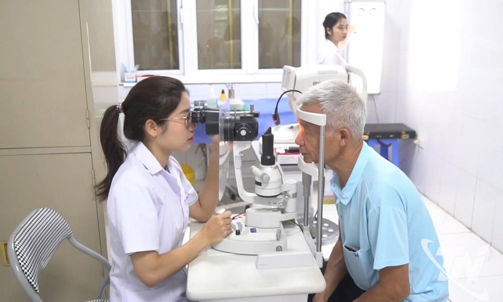 Khám mắt cho các đối tượng chính sách.
