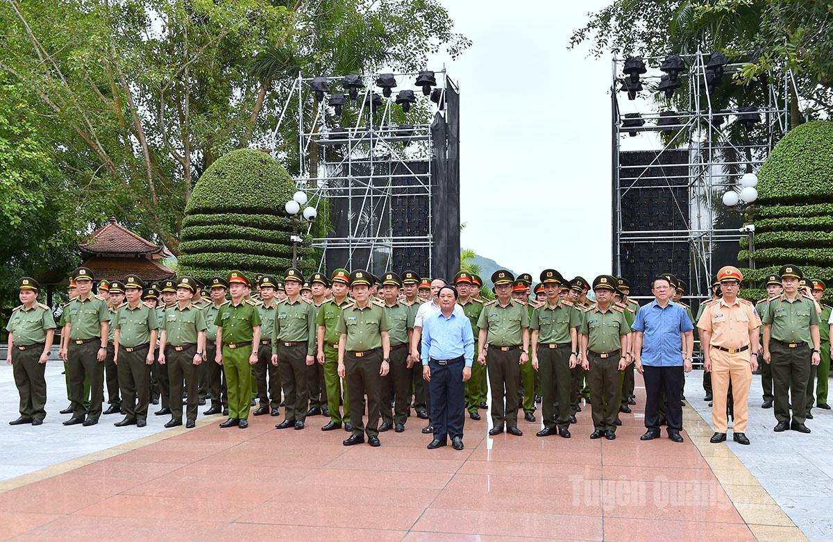 Các đông chí lãnh đạo Bộ Công an và tỉnh dâng hương tưởng niệm các Anh hùng liệt sĩ Công an nhân dân tại Khu tích Nha Công an Trung ương.