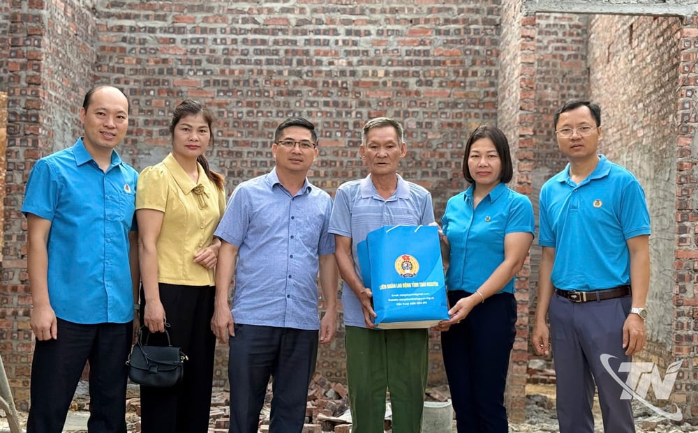 Thăm, tặng qùa và kiểm tra tiến độ xóa nhà tạm hộ gia đình ông Hoàng Ngọc Ký, thôn Nà Lạn, là người hoạt động kháng chiến bị nhiễm chất độc hóa học