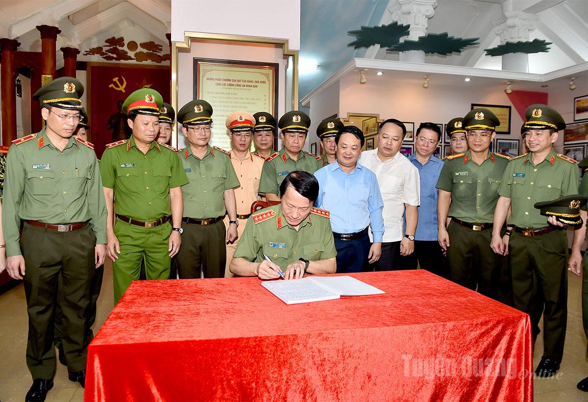 Đại tướng, Bộ trưởng Bộ Công an Lương Tam Quang viết lưu bút tại Bảo tàng Công an nhân dân.