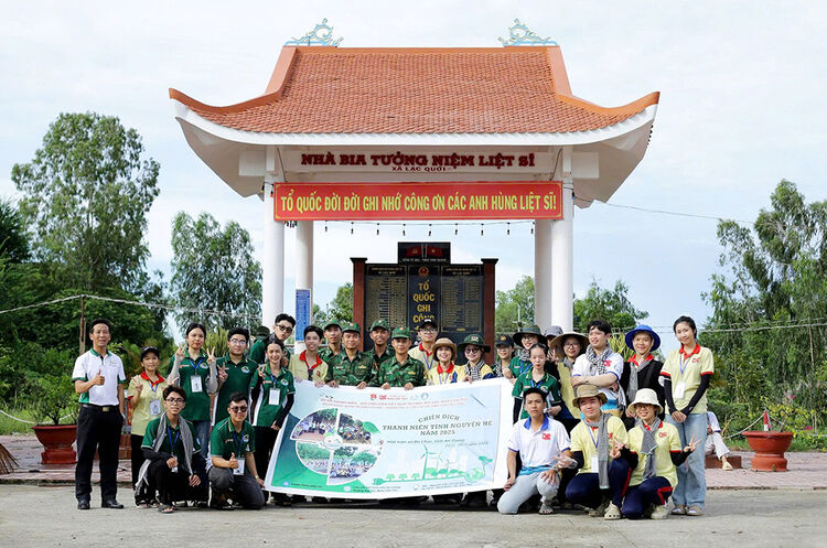 កម្មវិធី "យុវជននៃសាកលវិទ្យាល័យ Nam Can Tho - បំភ្លឺអ្នកស្ម័គ្រចិត្តព្រំដែន" នៅឃុំ Ba Chuc