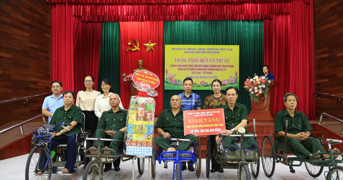 គណៈប្រតិភូទីក្រុងហូជីមិញបានទៅសួរសុខទុក្ខ និងជូនអំណោយដល់យុទ្ធជនពិការ និងយោធិនឈឺនៅ Ninh Binh និង Bac Ninh