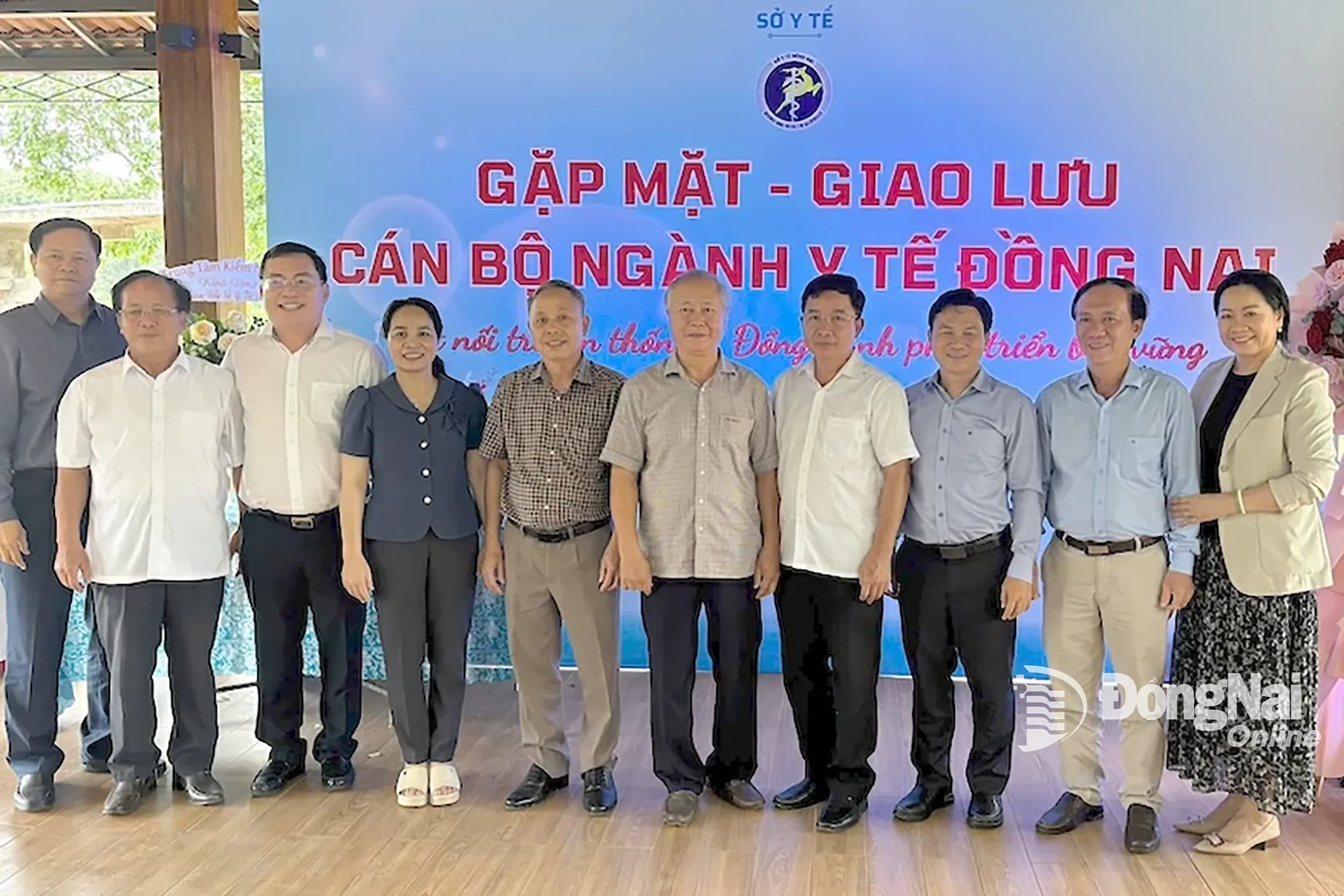 Ban giám đốc Sở Y tế chụp hình lưu niệm cùng nguyên lãnh đạo Sở Y tế tỉnh Đồng Nai (cũ) và tỉnh Bình Phước (cũ). Ảnh: CTV