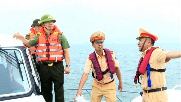 Tranh thủ tối đa tìm kiếm nạn nhân đắm tàu du lịch trước khi bão vào -0