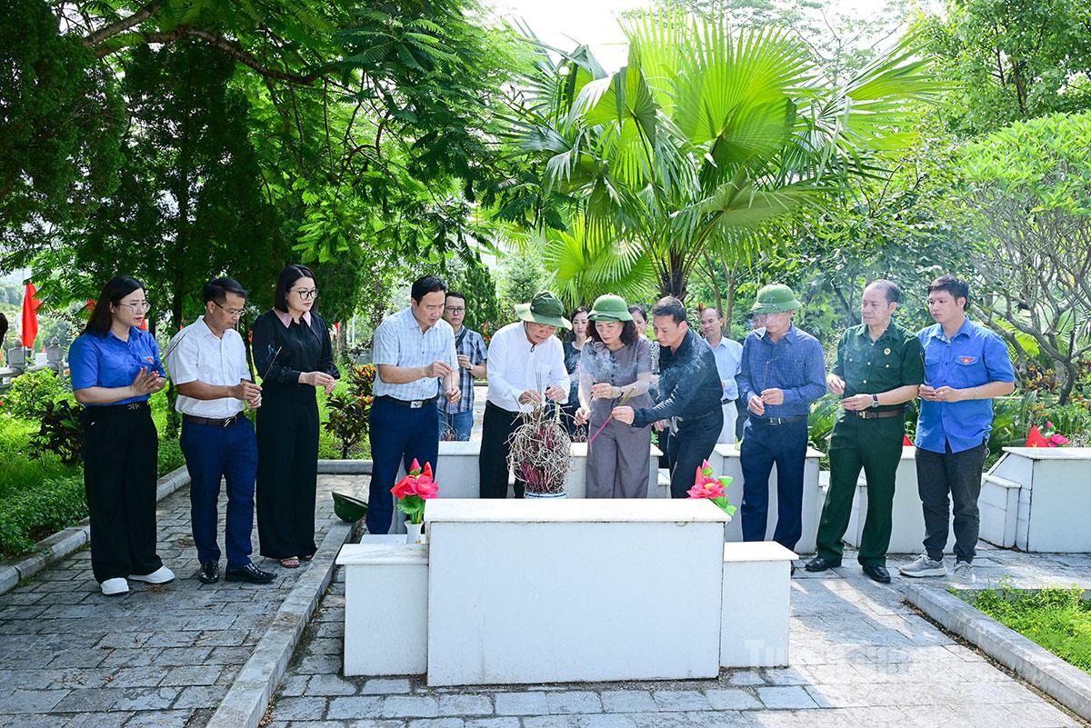 Đoàn công tác Báo và phát thanh, truyền hình Tuyên Quang thắp hương tại phần mộ liệt sĩ tập thể.