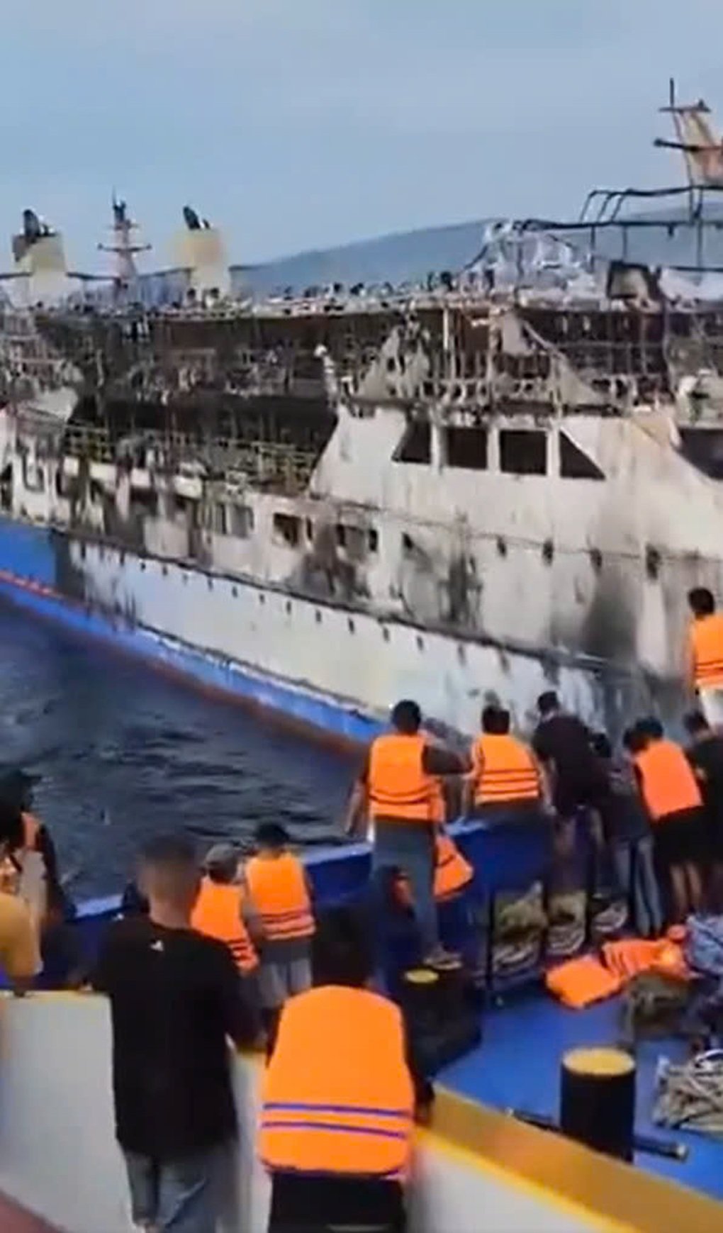 Indonesia: Tàu chở khách cháy dữ dội, hàng trăm người nhảy xuống biển  - 3
