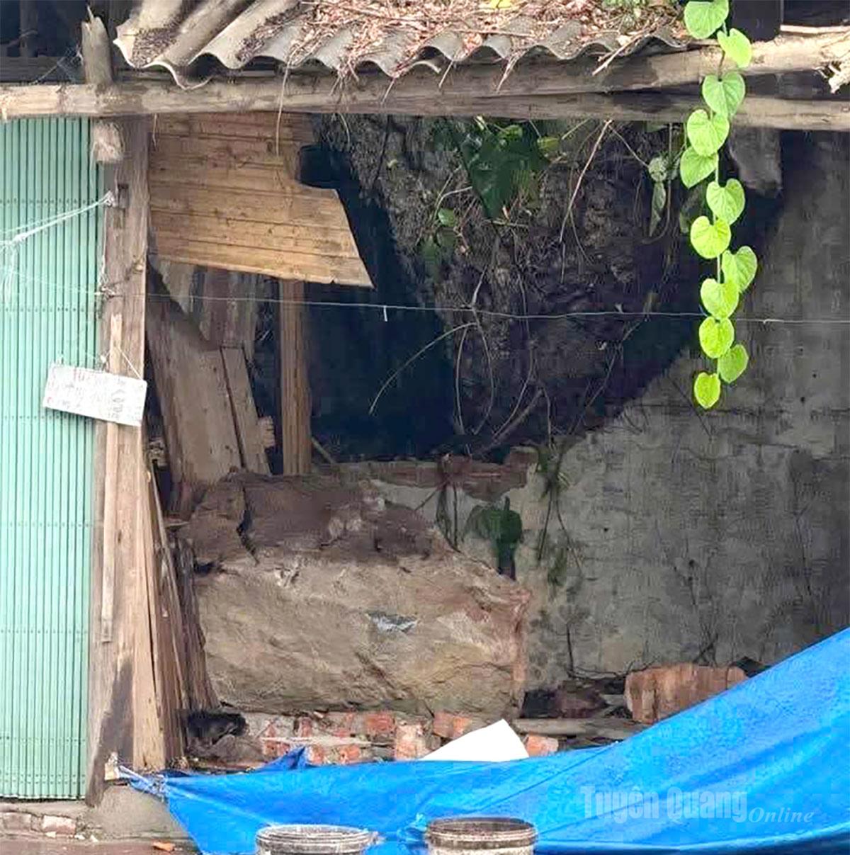 나항사 4번 마을의 한 집 벽이 산사태로 무너졌습니다.