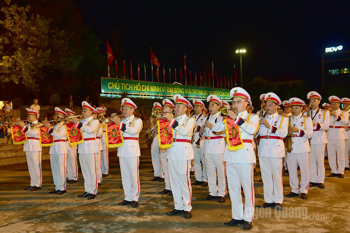តន្ត្រីករ 50 នាក់នៃក្រុមតន្រ្តីសន្តិសុខសាធារណៈរបស់ប្រជាជនបានសំដែងស្នាដៃដោយតន្ត្រីករល្បី ៗ ជាមួយនឹងប្រធានបទសរសើរបក្សពូហូមាតុភូមិនិងរូបភាពនៃទាហានសន្តិសុខសាធារណៈរបស់ប្រជាជន។