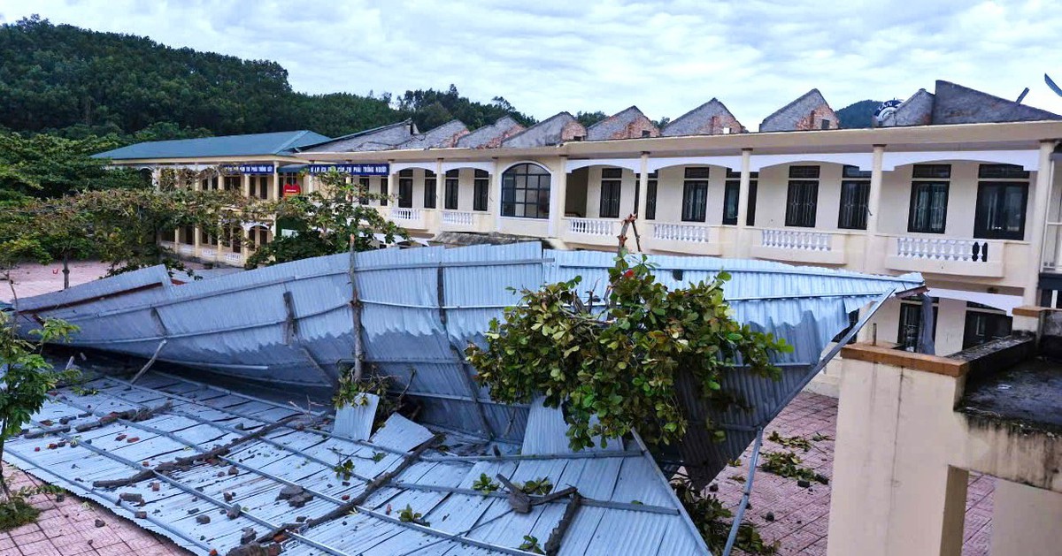Lốc xoáy làm tốc mái nhà hai tầng của một trường học