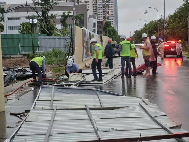 Hà Nội khắc phục ngay tình trạng cây xanh gãy, đổ do ảnh hưởng của trận dông lốc- Ảnh 3.