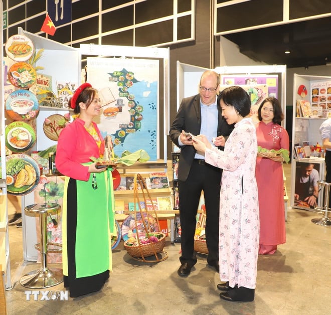 ttxvn-am-thuc-viet-nam-tai-hoi-cho-sach-hong-kong-trung-quoc-8159399.jpg