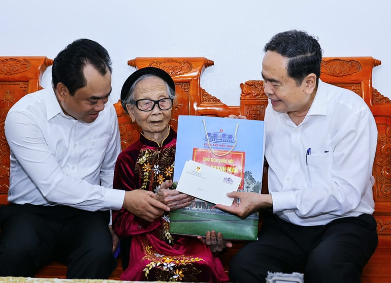 vna-potal-chu-tich-quoc-hoi-tran-thanh-man-tham-va-tang-qua-me-viet-nam-anh-hung-ta-thi-tran-8159136-6515.jpg