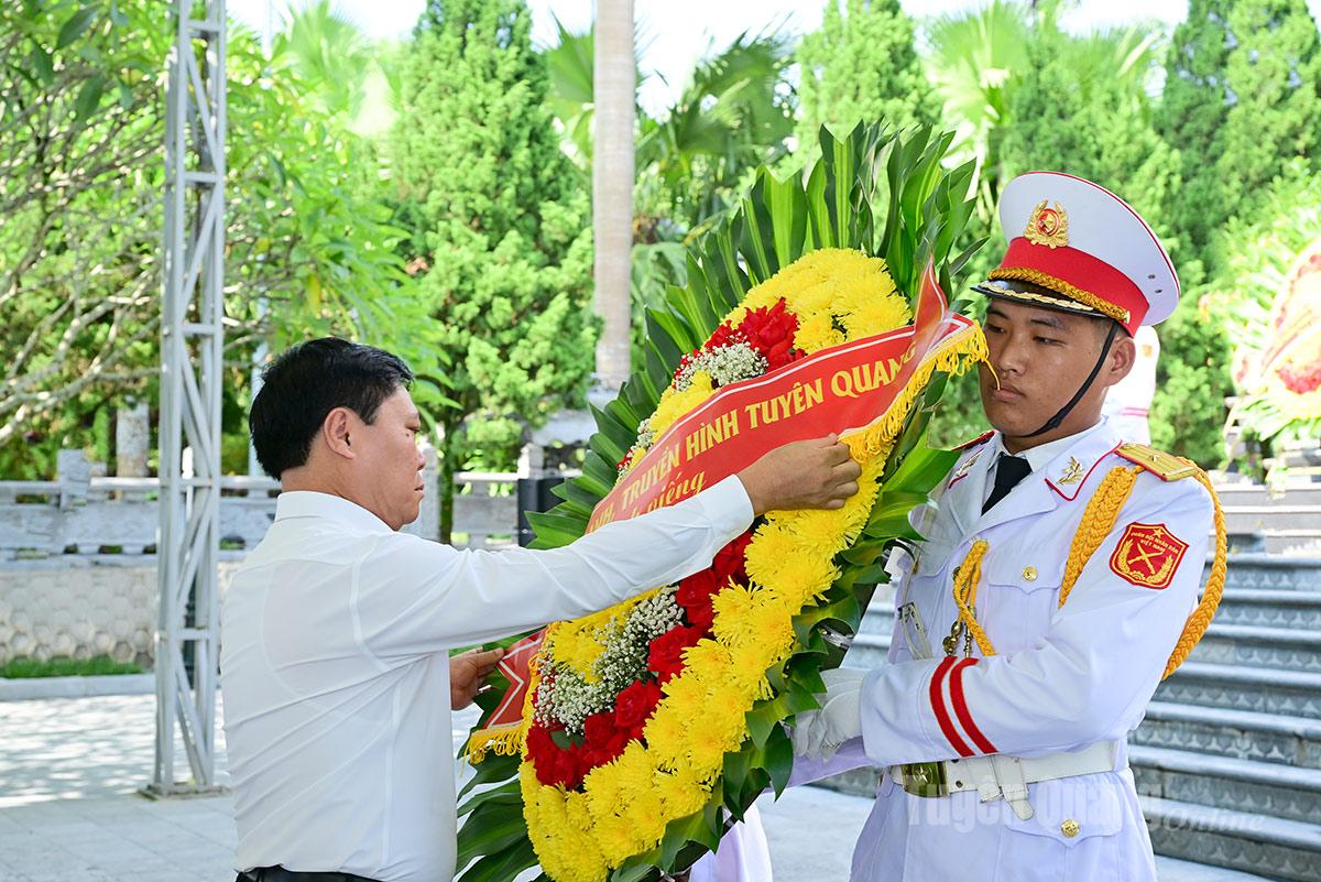 Đồng chí Mai Đức Thông, Ủy viên Ban Chấp hành Đảng bộ tỉnh, Tổng Biên tập, Chủ tịch Hội Nhà báo tỉnh, Trưởng đoàn công tác Báo và phát thanh, truyền hình Tuyên Quang chỉnh vòng hoa trước lễ viếng.